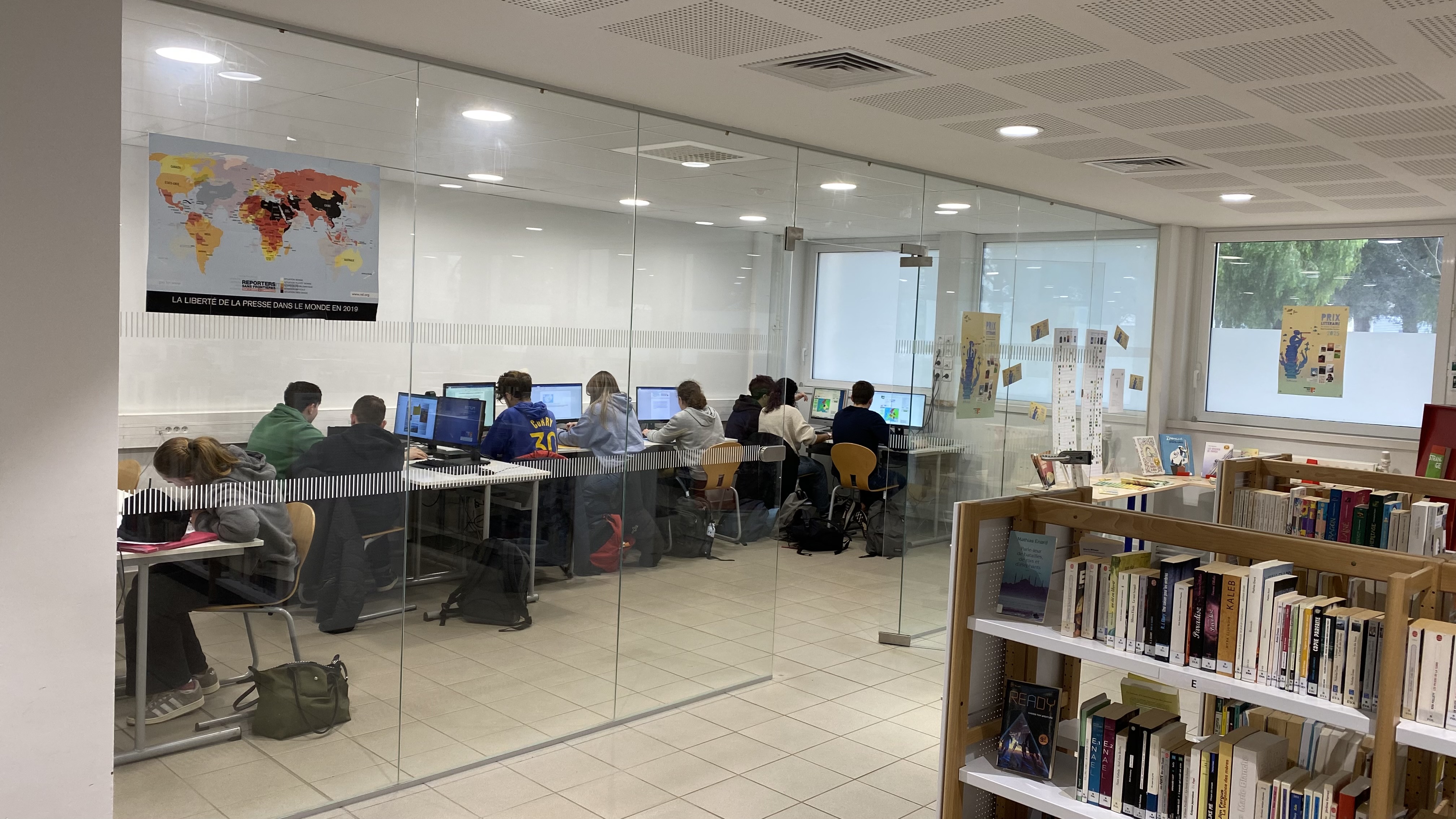 CDI salle info avec élèves